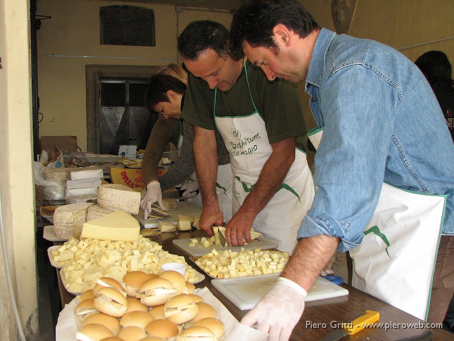 sagra-strachitunt 020.jpg - Si preparano formaggi tipici Valtaleggio per i tanti ospiti della Sagra